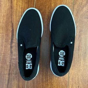 DC black slip on shoes. Men’s 9.5 women’s 11